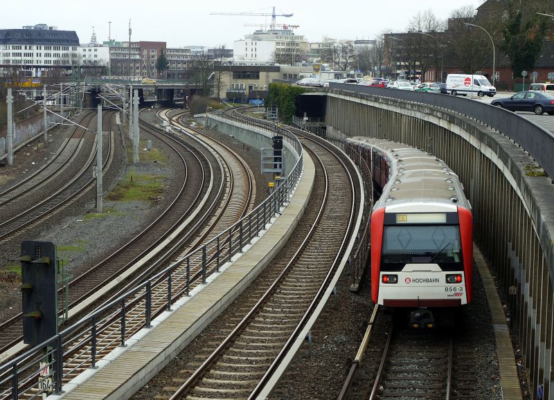 Ein Zug der Hamburger U-Bahnlinie U3 taucht ein in den Tunnel zur Station  Berliner Tor . Ganz links verlaufen die Fernbahngleise, und in der Mitte das Gleispaar der S-Bahn. 11.3.2012
