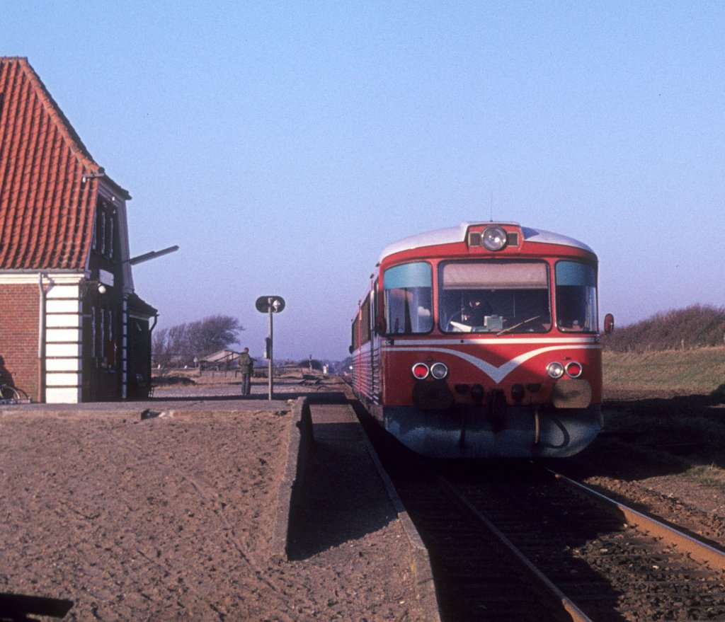 Ein Zug der HP, Hjørring Privatbaner (Hirtshalsbanen), hält am 24. februar 1975 in Tornby.