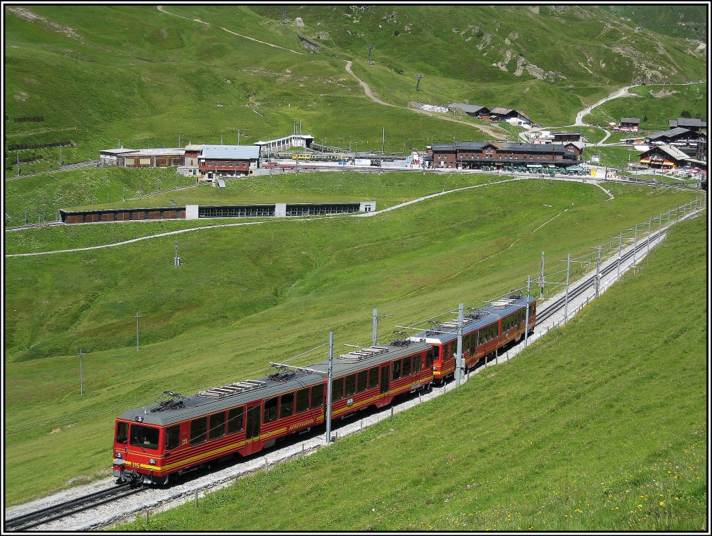 Ein Zug der Jungfraubahn auf dem Weg in Richtung Jungfrau. Im Hintergrund die Kleine Scheidegg mit Bahnhof, Depot und den ganzen Einrichtungen fr den Tourismus. Die Aufnahme stammt vom 19.07.2010. 