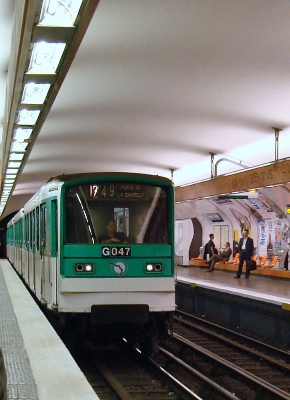 Ein Zug der Linie 12 fhrt ein in die Station Rue du Bac, Pariser Stadtteil St.-Germain. 13.7.2007