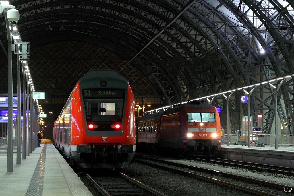 Ein Zug der Linie S-1 nach Schna wartet am 12.12.2009 in Dresden Hbf auf Fahrgste. Daneben steht CNL 458 nach Zrich mit 101 032-1.