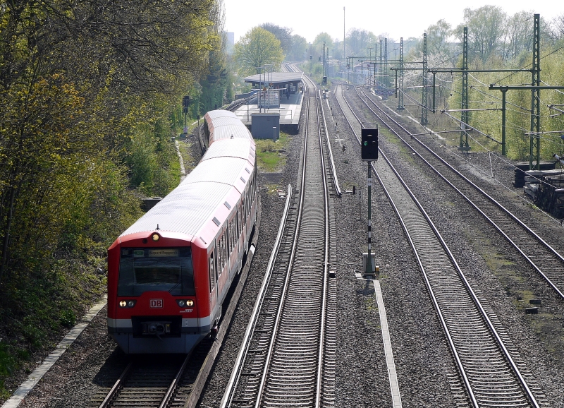Ein Zug der Linie S1 hat die Station Alte Whr verlassen und fhrt weiter Richtung Flughafen/ Poppenbttel. Rechts die mittlerweile zweigleisig ausgebaute so genannte Gterumgehungsbahn. 19.4.2011 