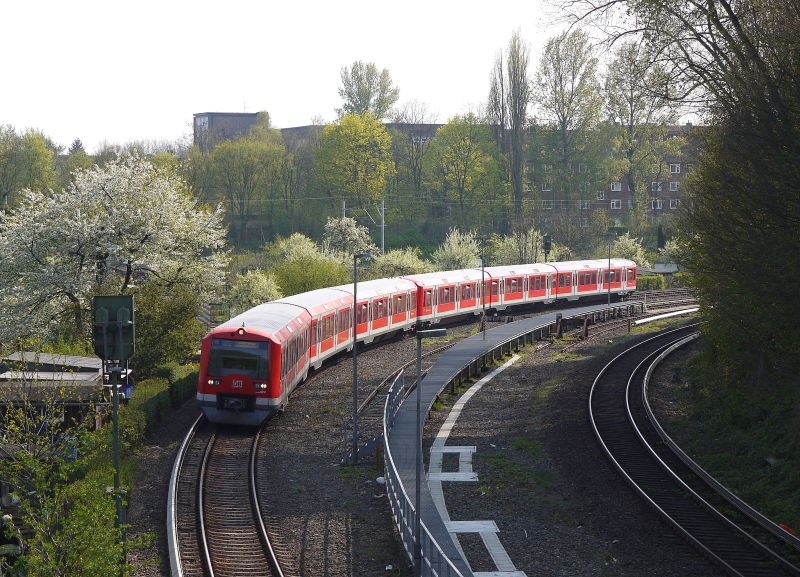 Ein Zug der Linie S1 Richtung Flughafen/Poppenbttel in der Kurve hinter dem Bahnhof Hasselbrook. Nchster Halt ist Wandsbeker Chaussee. 19.4.2011