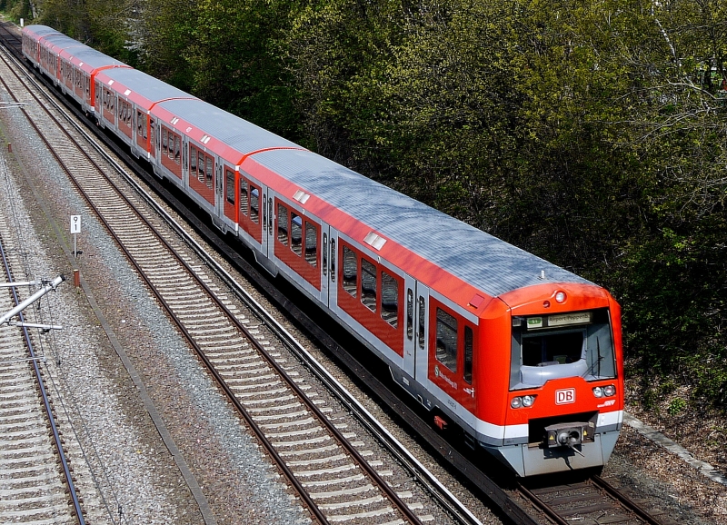 Ein Zug der Linie S1 unterwegs Richtung Flughafen/ Poppenbttel - fotografiert von der Jahnbrcke am Hamburger Stadtpark. 19.4.2011