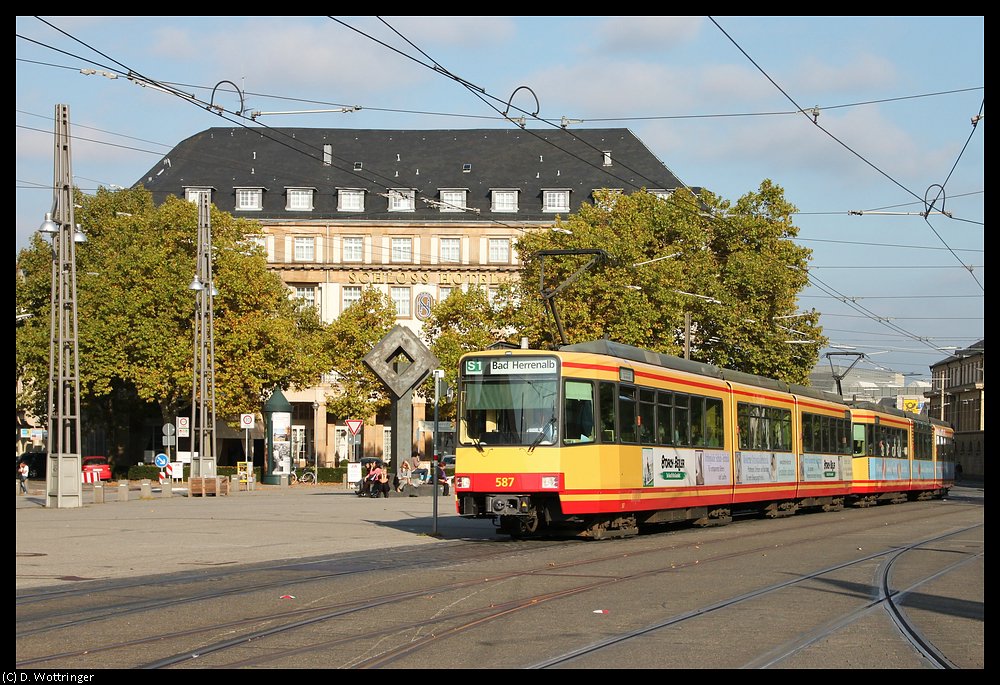 Ein Zug der Linie S1 vor dem Karlsruher Hauptbahnhof, fhrend der Wagen 587.