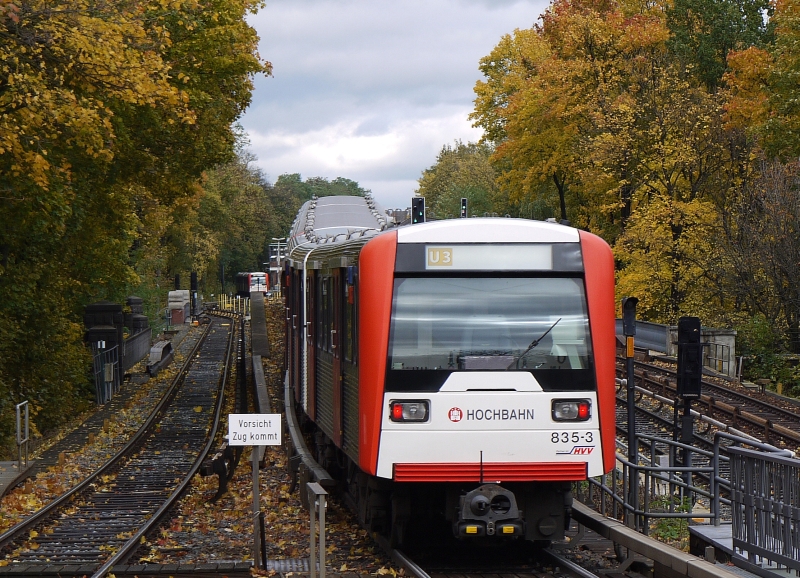 Ein Zug der Linie U3 auf der Rampe ber die Gleise der U1. Station Eppendorfer Baum - Richtung Bahnhof Kellinghusenstrae. 24.10.2010 