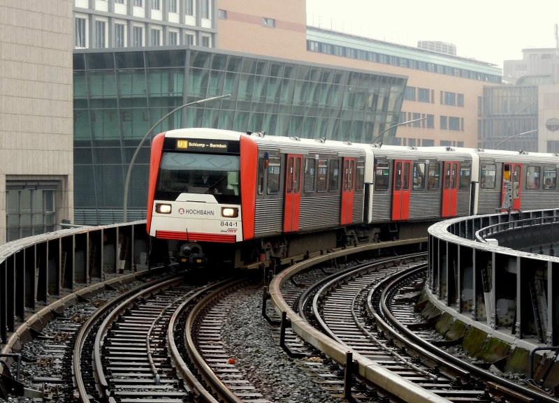 Ein Zug der Linie U3 kurz vor dem U-Bahnhof  Rdingsmarkt . An dieser Stelle gibt es die engsten Radien des Hamburger Schienennetzes: Hchstgeschwindigkeit 30km/h.  16.2.2012