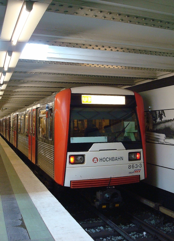 Ein Zug der Linie U3 in der unterirdischen Station Sternschanze - Richtung Schlump. 29.5.2010
