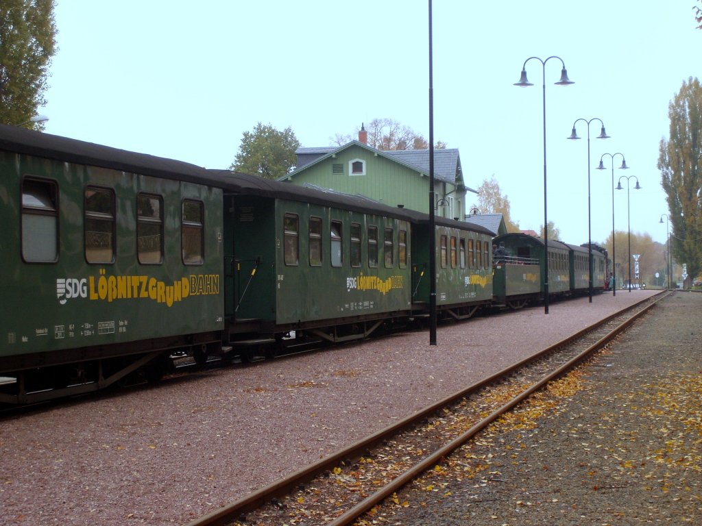 Ein Zug der Lnitzgrundbahn am 23.10.2012 im Bahnof Moritzburg.
Tglich verkehrt die Lnitzgrundbahn zwischen Radebeul , Moritzburg und Radeberg.