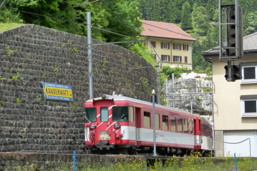 Ein Zug der Matterhorn Gotthard Bahn kommt aus Andermatt gerade im Bahnhof Gschenen an.