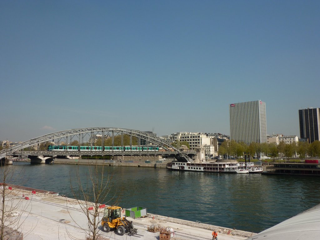 Ein Zug der Metrolinie 5 berqert die Seine am 3.4.2012 zwischen den Bahnhfen Gare d'Austerlitz und Gare de Lyon. Rechts im Bild ist auerdem ein SNCF Verwaltungsgebude zu sehen.