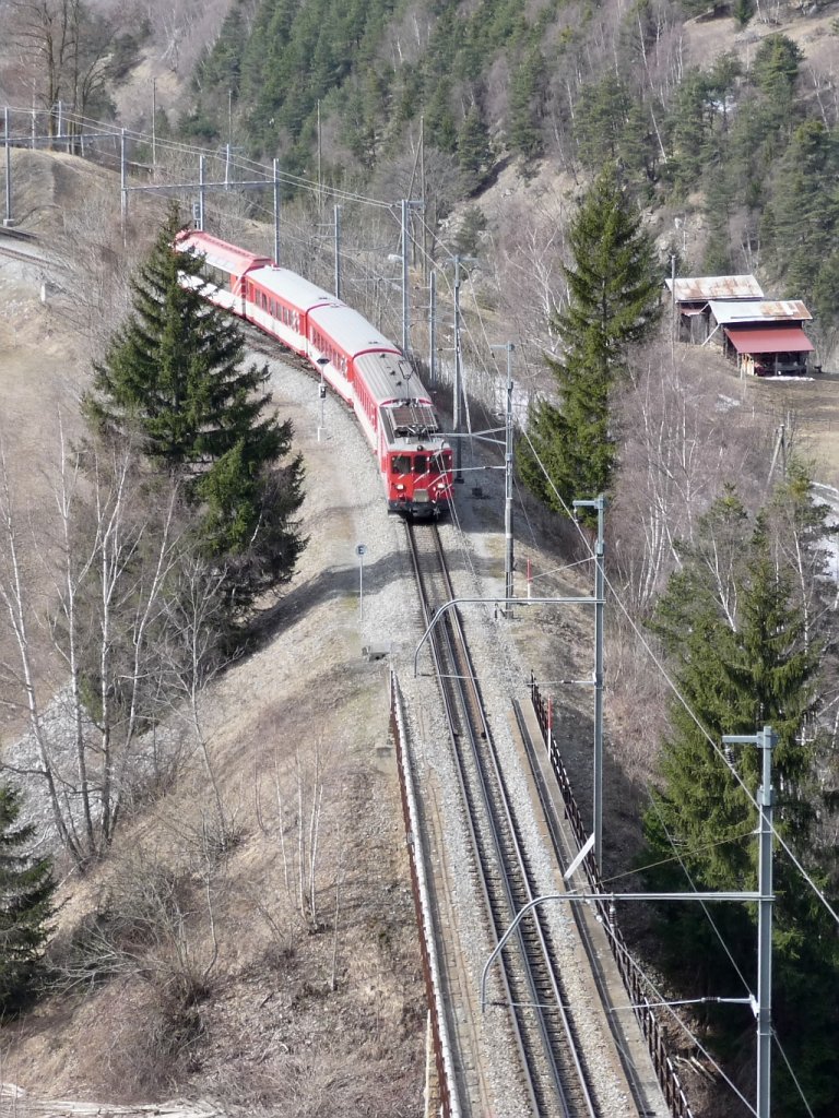 Ein Zug der MGB fhrt gleich in den Kehrtunnel  Deischerkehre  bei Grengiols ein (17.3.2010). Hier beginnt der Zahnstangenabschnitt durch den Tunnel.
