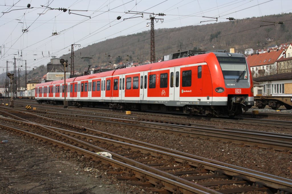 Ein Zug der Mnchner S - Bahn bei der Durchfahrt in Gemnden am 12.03.2011
