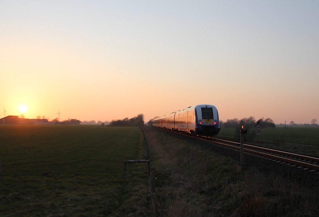 Ein Zug der NOB mit dem Ziel Westerland/Sylt. Aufgenommen am 11.04.2012 bei Niebll.