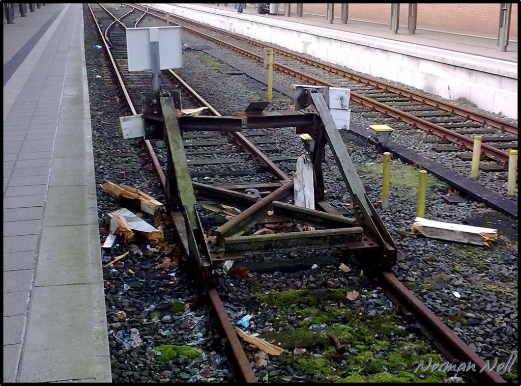 Ein Zug der Nordwestbahn ist bei der Einfahrt in den Bahnhof am Samstag (29.01.2011) gegen einen Prellbock gefahren. Verletzte gab es keine. Wilhelmshaven 10/02/2011