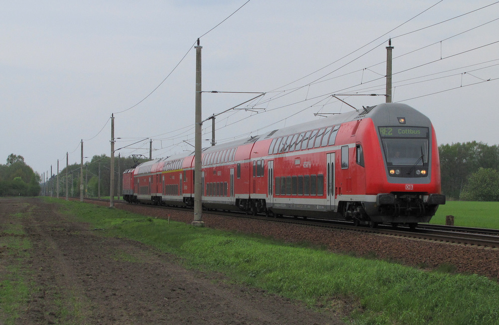 Ein zug der RE2-Liniekommt hier von Rathenow nach Cottbus durch Lpten gefahren. 01.05.2010