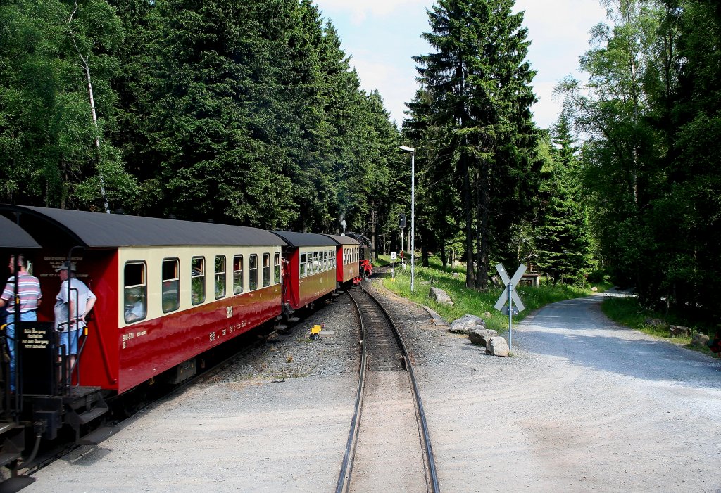 Ein Zug in Richtung Drei Annen Hohne verlt am 02.07.2010 den Bahnhof Schierke.