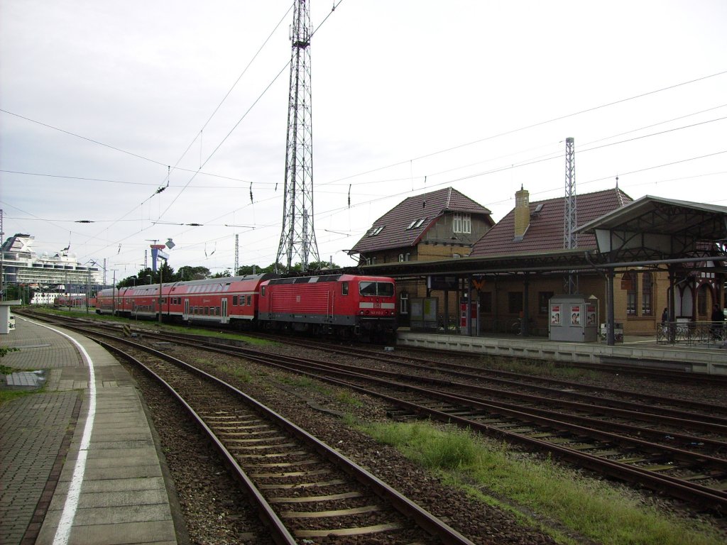 Ein Zug der Rostocker S-Bahn-Linie 1 ist am 28.08.2011 in den Endbahnhof Warnemnde eingfahren. Um bald wieder in Richtung Rostock Hauptbahnhof aufzubrechen.