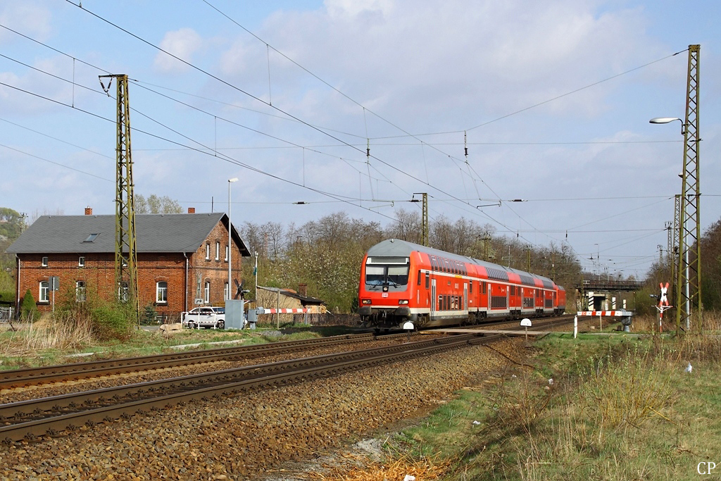 Ein Zug der S-1 nach Meien passiert den Bahnbergang der Bauform eVs-64 in Coswig. Zurzeit sind verstrkt ltere Steuerwagen der Bauart DABpbzfa bei der S-Bahn Dresden im Einsatz. (9.4.2011)
