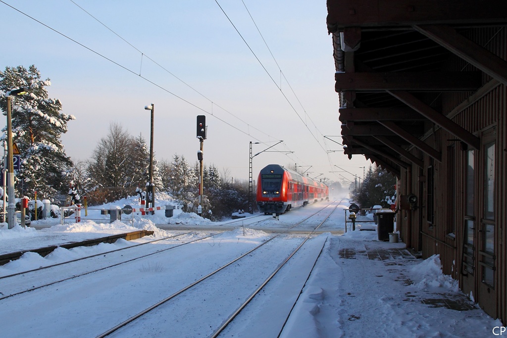 Ein Zug der S-1 nach Meien-Triebischtal erreicht den Haltepunkt Neusrnewitz. Im ehemaligen Empfangsgebude ist die Blockstelle untergebracht, von der auch die zwei Bahnbergnge bedient werden. (3.12.2010)