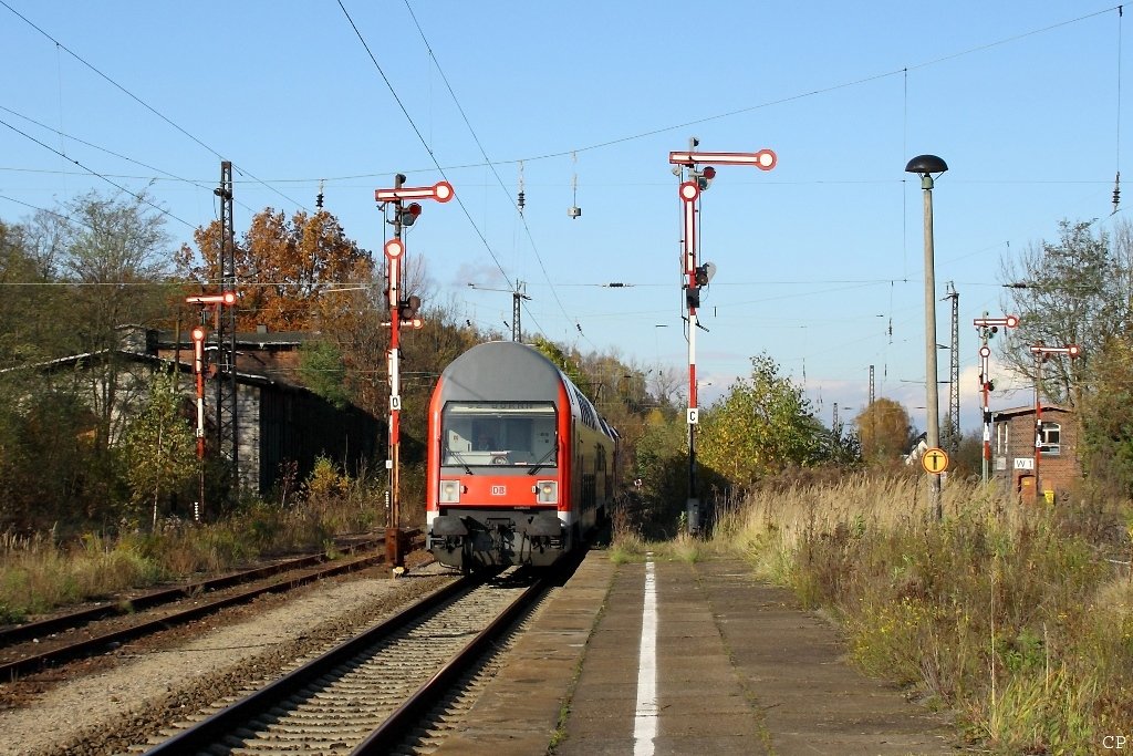 Ein Zug der S-2 erreicht die Endstation Borna am 6.11.2009. Links ist der ehemalige Lokschuppen erkennbar.