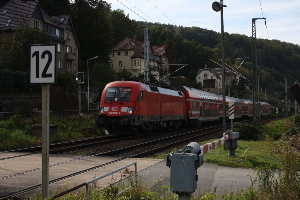 Ein Zug der S-Bahn Dresden bepsannt mit 182 012-5 Richtung Bad Schandau beim B bei Knigstein am 04.10.2011