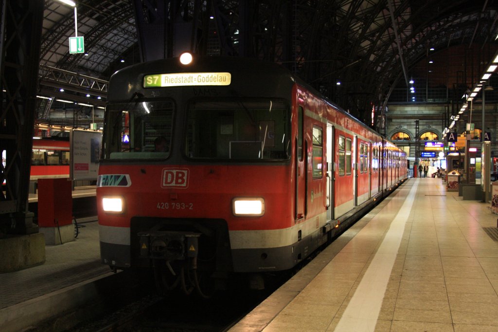 Ein Zug der S7 Richtung Riedstadt Goddelau kurz vor der Abfahrt aus Frakfurt (Main) Hbf am Abend des 08.08.2012