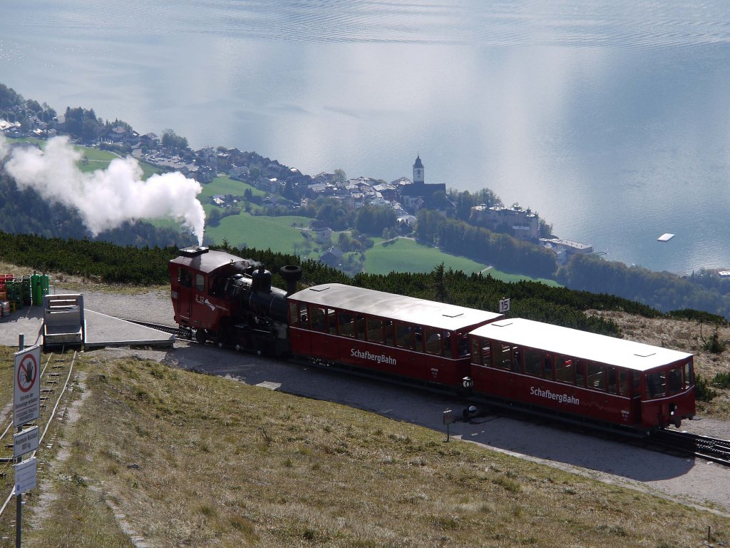 Ein Zug der Schafbergbahn verlsst die Bergstation Schafbergspitze, im Tal ist der Ort St. Wolfgang am Wolfgangsee zu sehen; 12.10.2012