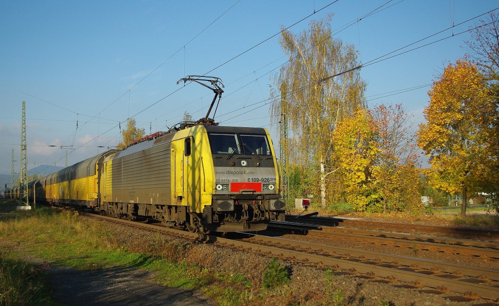 Ein Zug, der sich den herbstlichen Farben der Natur anpasst: 189 926 (ES 64 F4-026) mit BMW-Zug in Richtung Sden. Aufgenommen am 18.10.2010 am B Eltmannshausen/Oberhone.