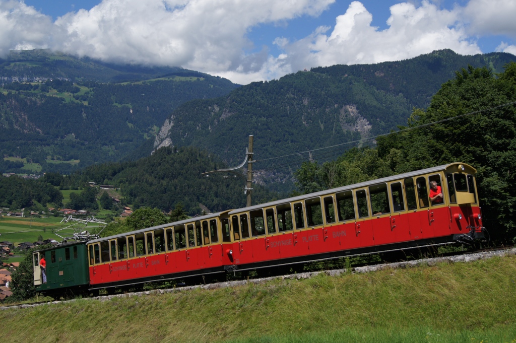 Ein Zug der SPB mit der Lok He 2/2 63 befindet sich am 27.6.12 auf Bergfahrt bei Wilderswil.