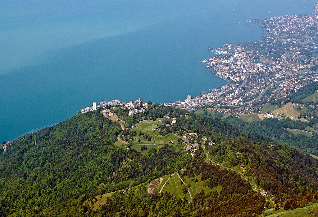 Ein Zug-Such-Bild - Blick hoch vom Gipfel des Rochers-de-Naye (2.042 m . M.) am 26.05.2012. Der Triebwagen Bhe 4/8 303 Villeneuve wartet bereits im Kreuzungsbahnhof Caux und der Triebwagen Bhe 2/4 203 ist auf Tahlfahrt.