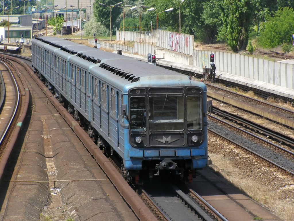 Ein Zug vom Typ 81-717.2 der U-Bahn-Linie 3 in der Station Kőbnya-Kispest - 18.05.2007.
