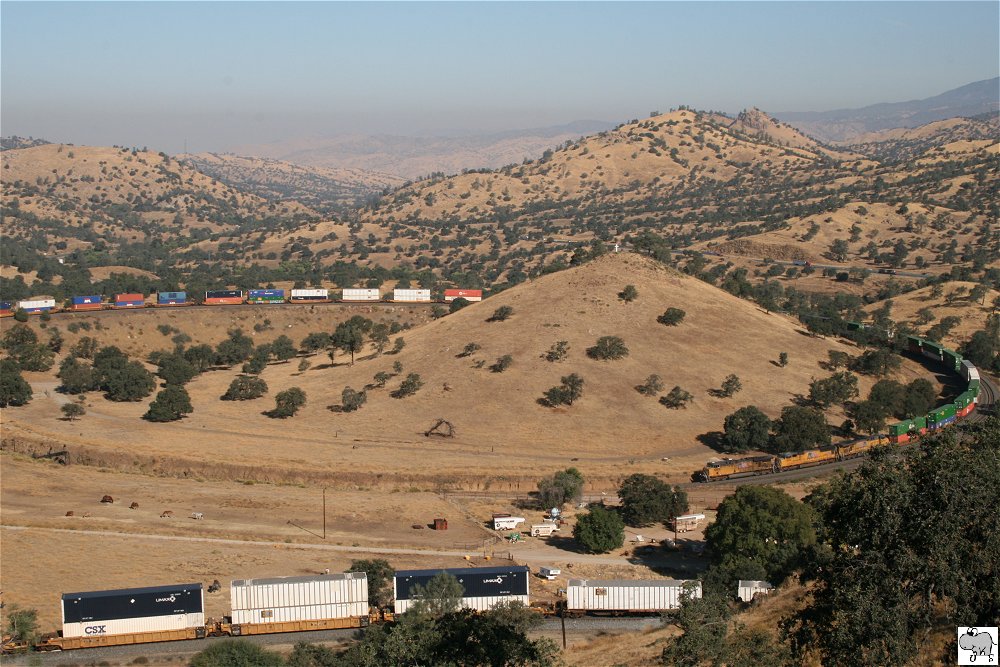 Ein Zug der Union Pacific schlngelt sich talwrts durch den Tehachapi Loop in Kalifornien. Als Zugloks kamen # 5449 (GE AC45CCTE), # 4892 (EMD SD70M) und # 5404 (GE AC45CCTE) zum Einsatz. USA September 2011.