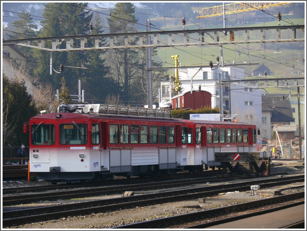 Ein Zug der Vitznau Rigi Bahn steht in Arth Goldau auf der falschen Seite des Bergs. (14.02.2011)