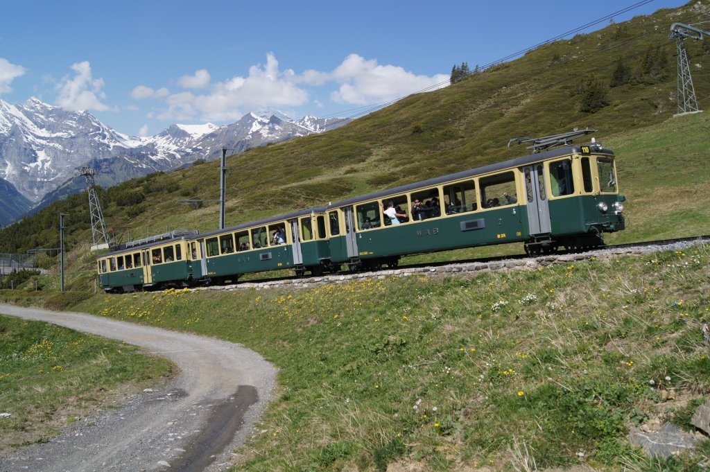 Ein Zug der WAB bestehend aus dem Bt 274, dem Bt 224 und dem BDeh 4/4 110 fhrt am 21.5.11 von der Wengernalp Richtung Kleine Scheidegg.