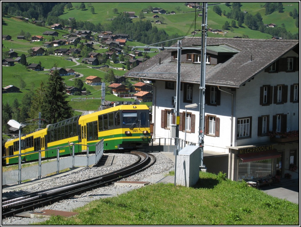 Ein Zug der Wengeralpbahn aus Richtung Kleine Scheidegg kmpft sich zum Bahnhof in Grindelwald hoch. (19.07.2010)