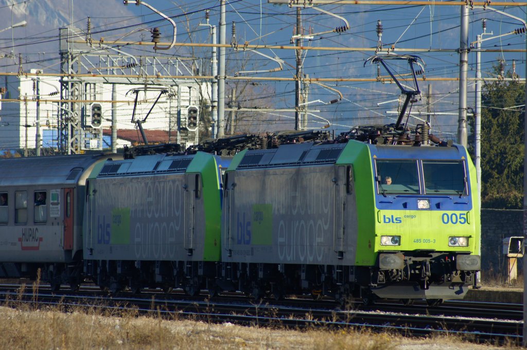 Ein Zug der XRail Allianz fhrt am 22.1.2010 in Domodossola mit den Loks der BLS ein. Zugpferd war die 485-005 mit der Ferngesteuerten 485-014. Nach dem Obligaten Bgelsenken, wurde danach E484 104 SR von MRCE zur weiterfahrt nach Novara vorgespannt.