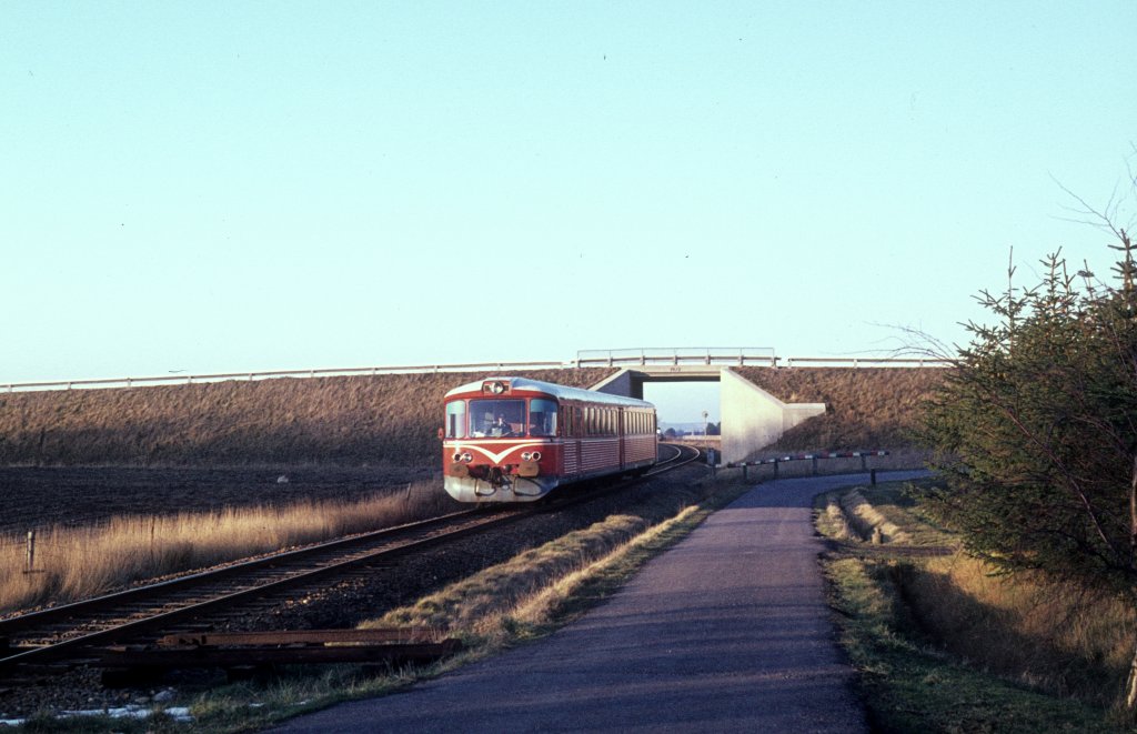 Ein Zug (Ym + Ys) der HP, Hjørring Privatbaner, befindet sich am 24. Februar 1975 in Vellingshøj auf der Bahnstrecke Hjørring - Hirtshals.