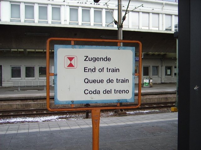 Ein Zugende Schild in Heidelberg Hbf. Eine Seltenheit in deutschen Bahnhfen heutzutage.  