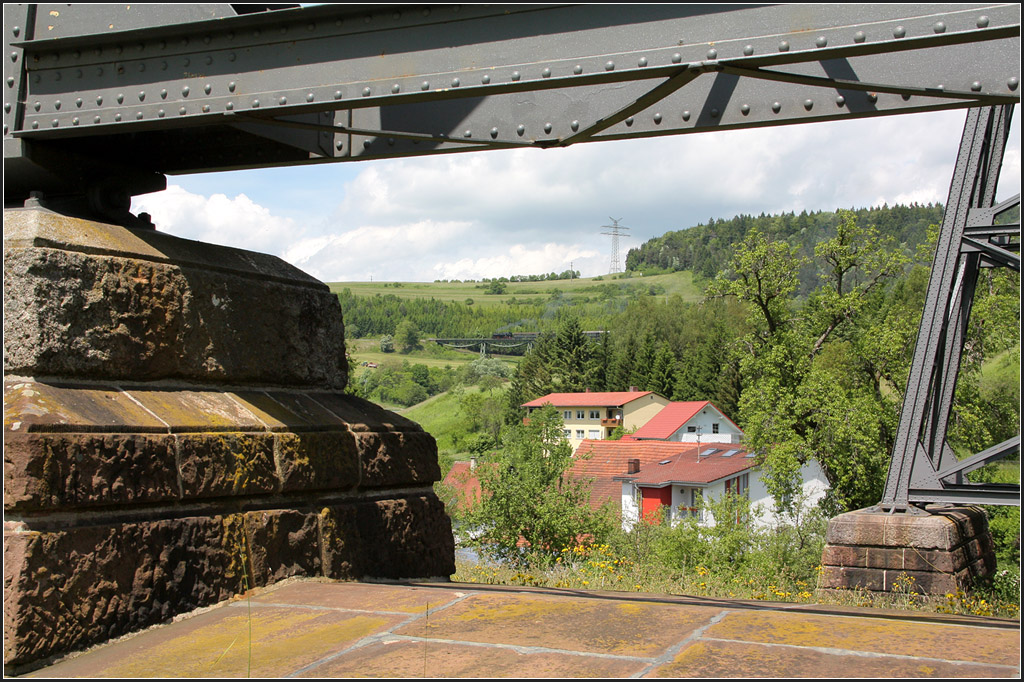 Ein Zugsuchbild - 

Blick vom Epfenhofener Viadukt zum Biesenbach-Viadukt. 

15.06.2013 (M)