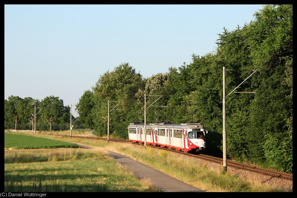 Ein Zugverband, fhrend der Gt 4107, bei Whm-Ltzelsachsen. 19. Juli 2010.