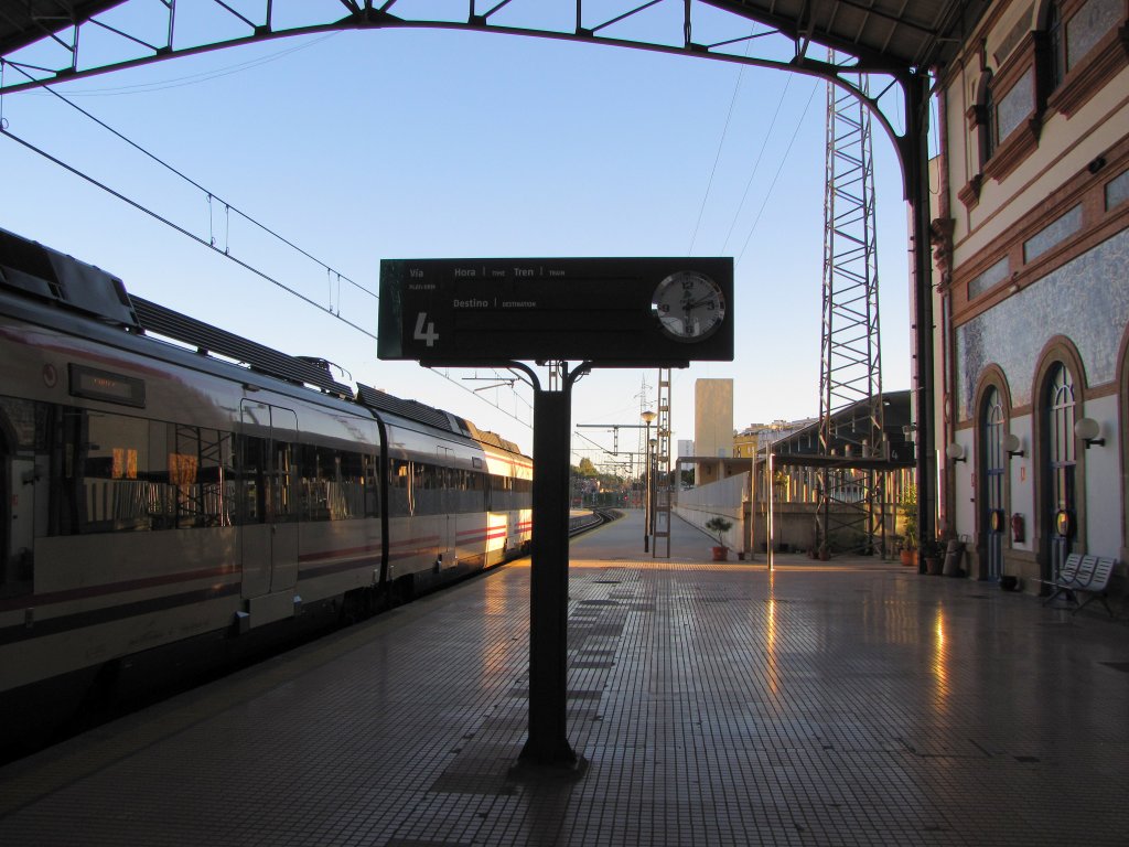 Ein Zugzielanzeiger am Gleis 4, am 07.02.2013 in Jerez de la Frontera.