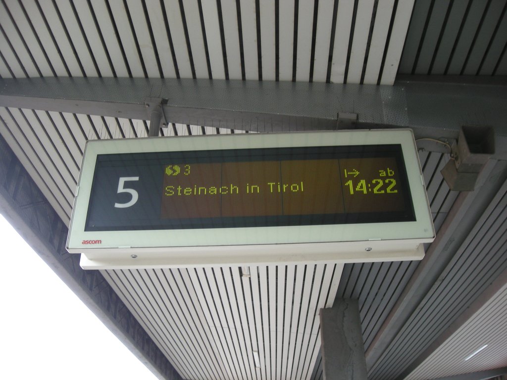 Ein Zugzielanzeiger auf Bahnsteig 5 fr die S-Bahn-Linie 3 von Hall in Tirol ber Rum,Innsbruck Hbf und Matrei nach Steinach in Tirol am 20.7.2011 um 14:22 im Innsbrucker Hauptbahnhof