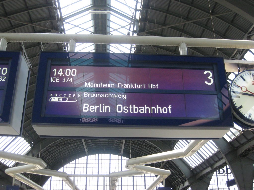 Ein Zugzielanzeiger auf Gleis 3 des Hauptbahnhofs von Karlsruhe. Die Aufnahme entstand am 29.05.2010.
