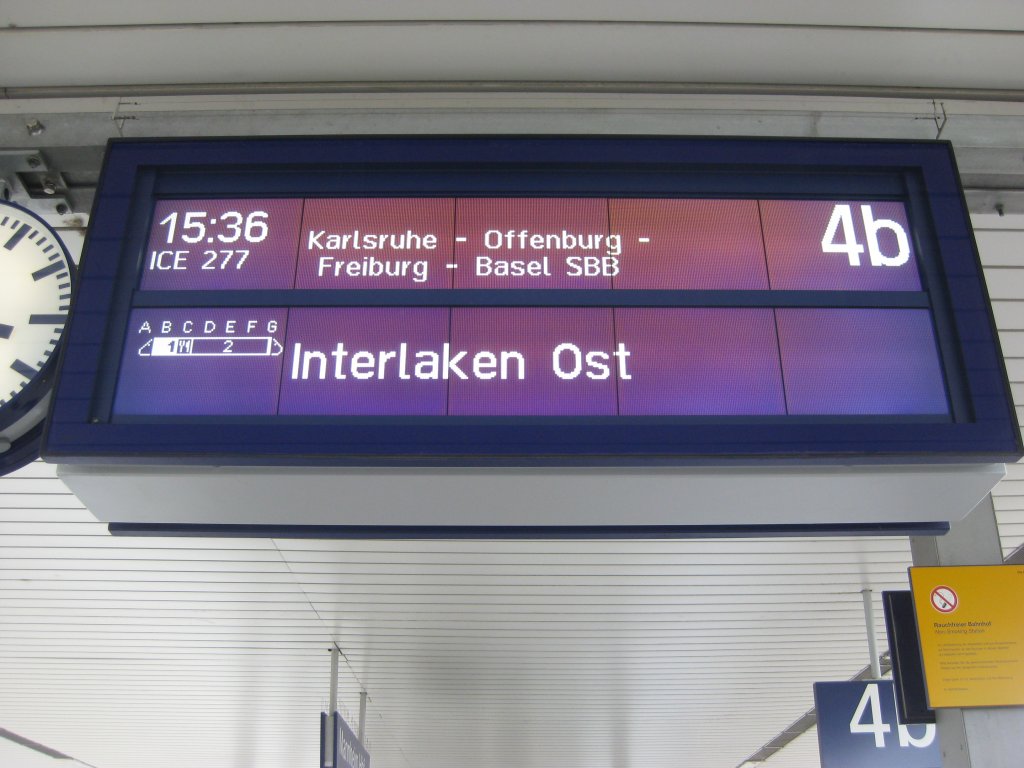 Ein Zugzielanzeiger auf Gleis 4b des Mannheimer Hauptbahnhofs. Die Aufnahme entstand am 03.06.2010.