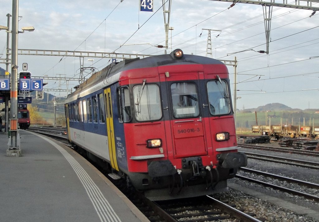 Ein Zusatzregio in der Romandie: Am Morgen des 07.04.2010 bildet der RBe 540 016-3 einen Regio nach Romont. 1 Person nutzte die Verbindung! (fotografiert in Palzieux)