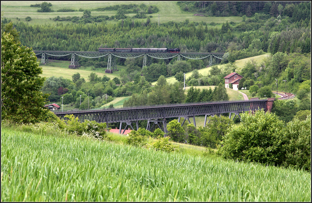Ein Zwei-Brücken-Blick - 

Blick über den Epfenhofener Viadukt zum Bliesbach-Viadukt, der gerade von der Sonderfahrt  Rock 'n' Roll auf Tour  überquert wird. Räumlich zwischen den beiden Brücken liegt der Bahnhof Epfenhofen. Die Fotowolke hatten wir bei dieser Aufnahme zu Gast... 

15.06.2013 (M)