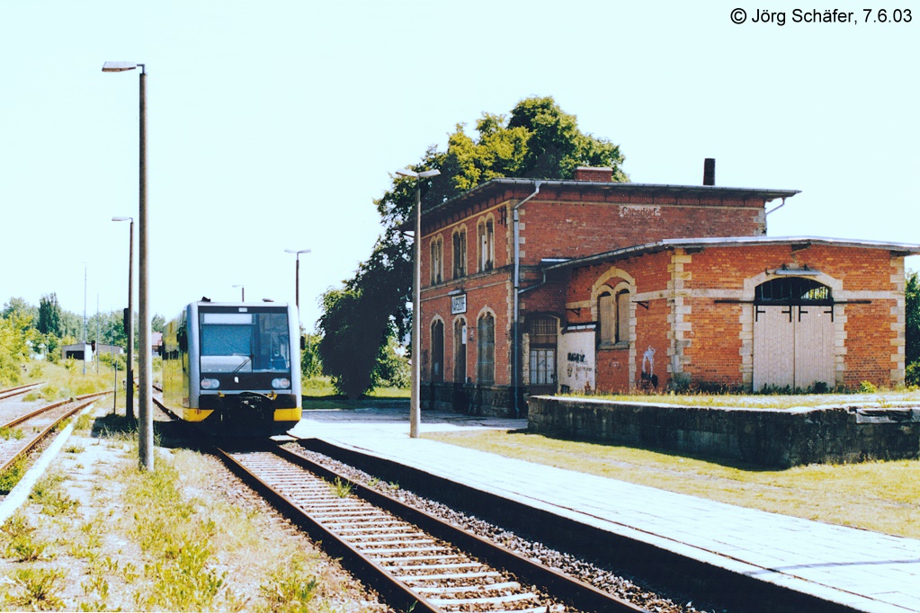Ein zweiachsiger LVT/S der Burgenlandbahn in Karsdorf am 7.6.03.(Blick nach Norden)

