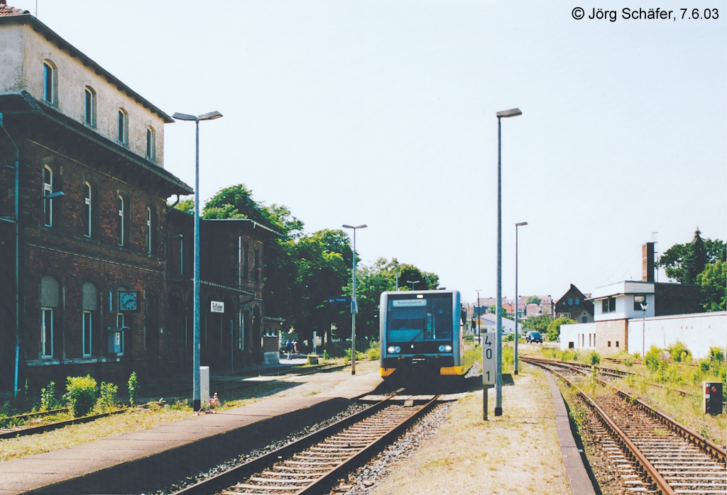 Ein zweiachsiger LVT/S der Burgenlandbahn in Karsdorf am 7.6.03. (Blick nach Sden)

