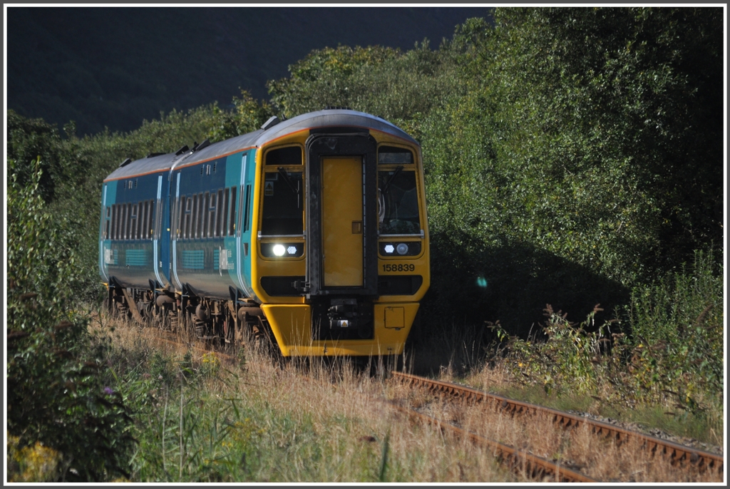 Ein zweiteiliger 158839 von Arriva nhert sich der Station Fairbourne. Ziel ist Pwllheli. (04.09.2012)